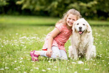 Mädchen zusammen mit Hund