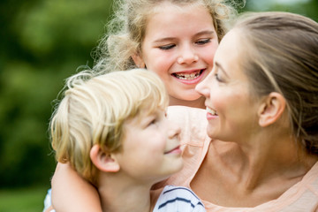 Gl&uuml;ckliche Mutter und Kinder