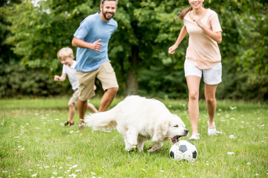 Familie und Kind spielen Fußball