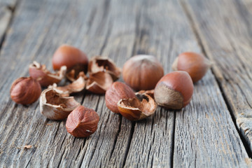 Obraz premium Close up of hazelnuts on a wooden table