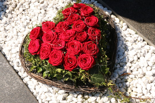 Exclusive tomb decoration with a heart of red roses, exklusiver Grabschmuck mit einem wunderschönen Herz aus roten Rosen