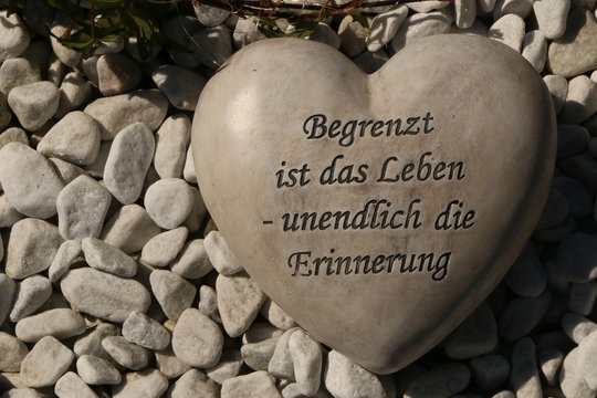 Life is limited, infinitely the Memory (german), Grabdekoration, ein Herz mit einem Trostspruch