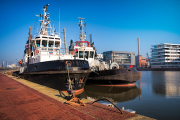 Schiffe in der Hafenanlage von Bremerhaven