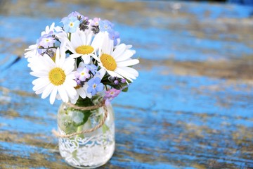 Blumenstrauß - Gänseblümchen und Vergissmeinnicht