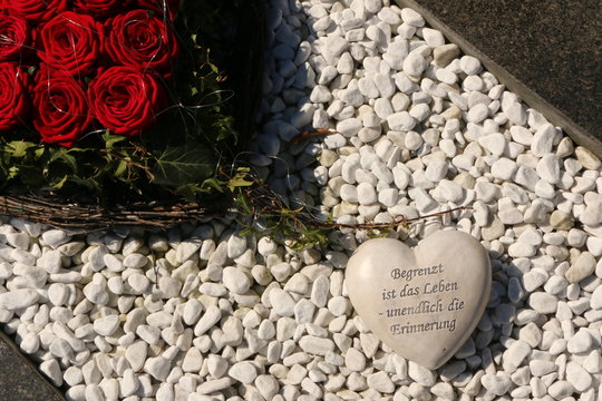 Grave, Grabgestaltung mit einem Herz und roten Rosen