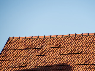 Schäden an altem Dach