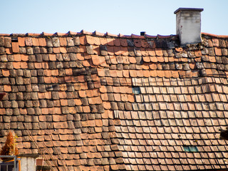 Schäden an altem Dach