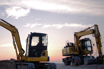 Aufnahme eines Baggers am Abend