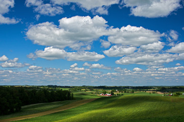 Fototapeta na wymiar Green summer fields in Amish country