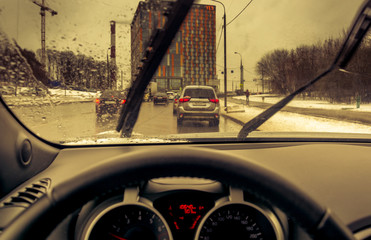 Вид на дорогу со стороны водителя во время дождя