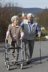 Seniorin mit Rollator