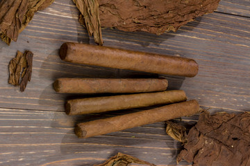Zigarren und Tabakblätter