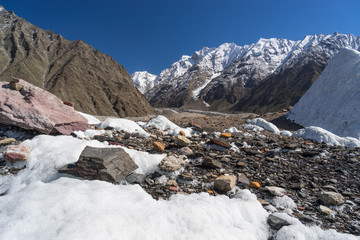 Berglandschap langs de weg naar het K2-basiskamp, Pakistan