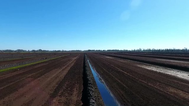 Torfabbau - gestapelte Torfballen aus der Vogelperspektive