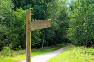 Wegweiser im Park
