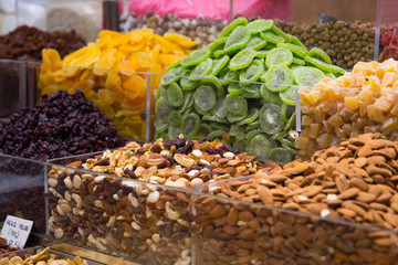 Nüsse und Trockenobst auf dem Boqueria Markt in Barcelona
