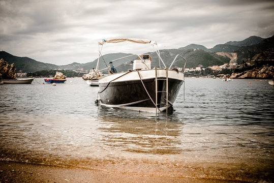     Naves in Bay Milocer regionis Мontenegro 