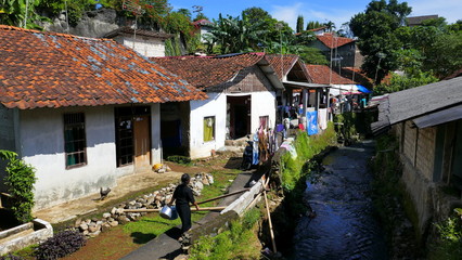 Fototapeta na wymiar arme Wohngegend entlang eines Baches in Indonesien
