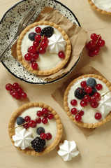kleine Törtchen mit Vanillecreme, Sommerbeeren und Baiser (Aufsicht)
