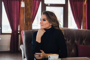 красивая женщина в кафе