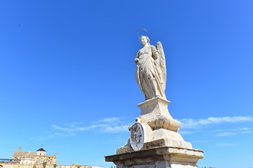 Fototapeta na wymiar Erzengel Raphael an der Römischen Brücke, Cordoba
