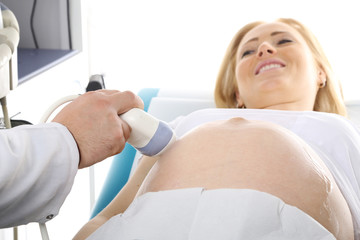 Lekarz ginekolog przeprowadza badania prenatalne  - obrazy, fototapety, plakaty