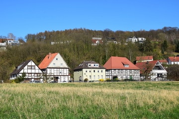 Fototapeta na wymiar Häuser im Wesertal