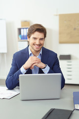 freundlicher berater in seinem büro