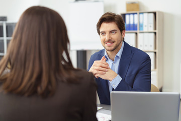 beratungsgespräch im büro