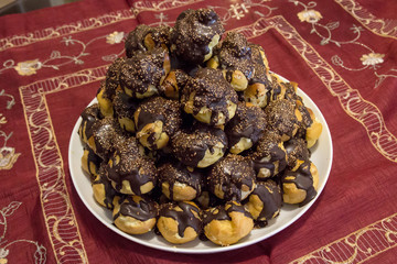 Profiterole con Bignè alla crema e zucchero di canna