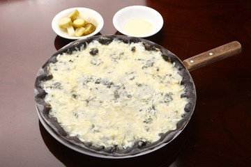 Gorgonzola pizza on table, 오징어먹물 고르곤졸라 피자