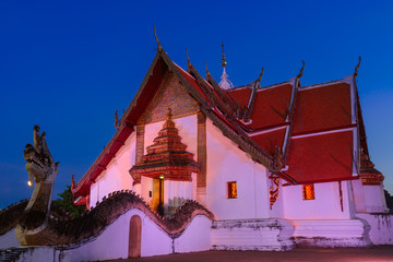Naklejka premium Wat Phumin temple in night.