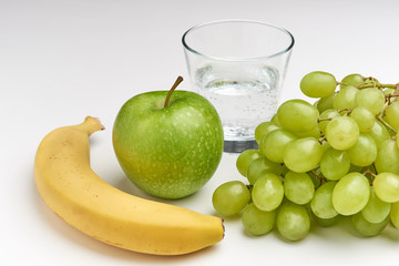 Obst und Wasserglas