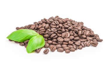 Naklejka premium Brązowe ziarna kawy na białym tle. Ścieżka przycinająca