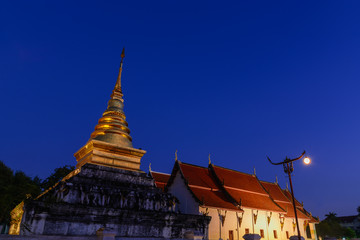 Fototapeta premium Wat Phrathat Chang Kham Worawihan in twilight scene.