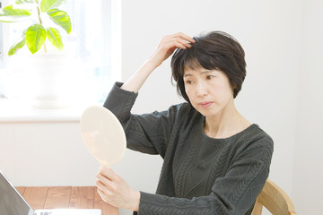 ミドル　女性　ヘアチェック