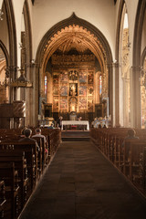 Fototapeta na wymiar Kirchentag in Kirche auf Madeira mit Sonnenlicht zum Altar