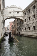 Obraz na płótnie Canvas Venedig - Gondolirie an der Seufzerbrücke