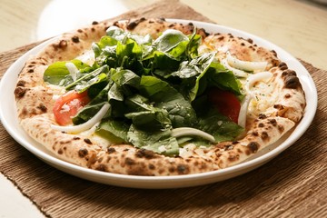 arucola pizza on table, 루꼴라피자