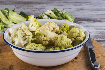 cime di cavolfiore verde in ciotola di metallo 