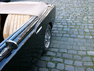 Ledersitz in Beige und Naturfarben eines schwarzen Cabriolet, Sportwagen und Roadster der...