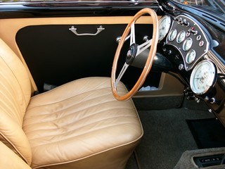 Interieur eines britischen und amerikanischen Roadster und Sportwagen der Fünfziger Jahre mit...