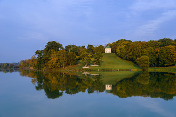 Obraz premium Autumn park with lake and pavilion