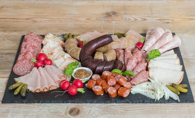 Wurstplatte variation auf einem Holztisch