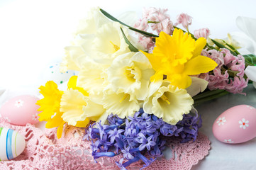 Obraz na płótnie Canvas Spring flowers bouquet and Easter eggs