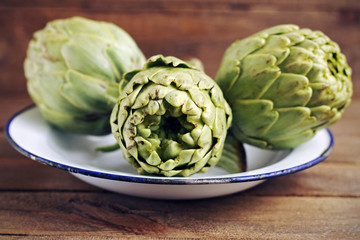 Obraz premium Artichokes in a porcelain plate