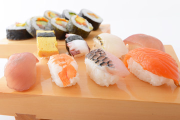 美味しそうな握り寿司と太巻き