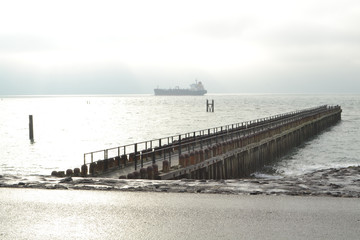 Fototapeta na wymiar een pier met loopbrug in de Westerschelde