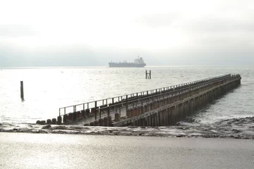 Fototapeten een pier met loopbrug in de Westerschelde © henkbouwers