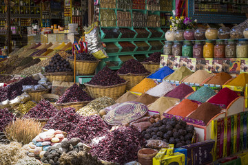 Traditional spices bazaar with herbs and spices in Aswan, Egypt. - obrazy, fototapety, plakaty